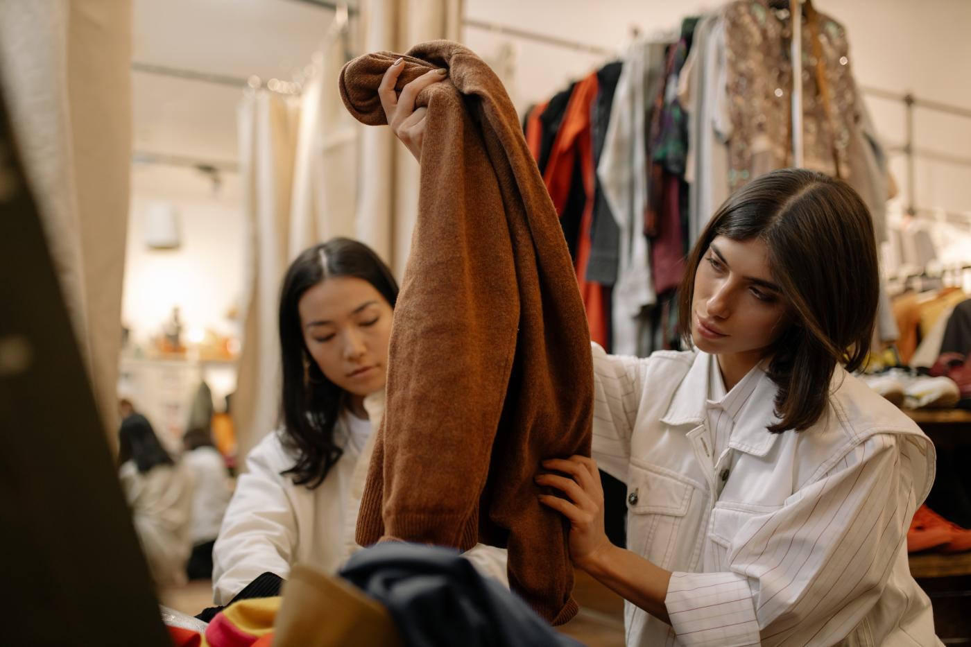 Zwei Frauen schauen sich Kleidung in einem Geschäft an