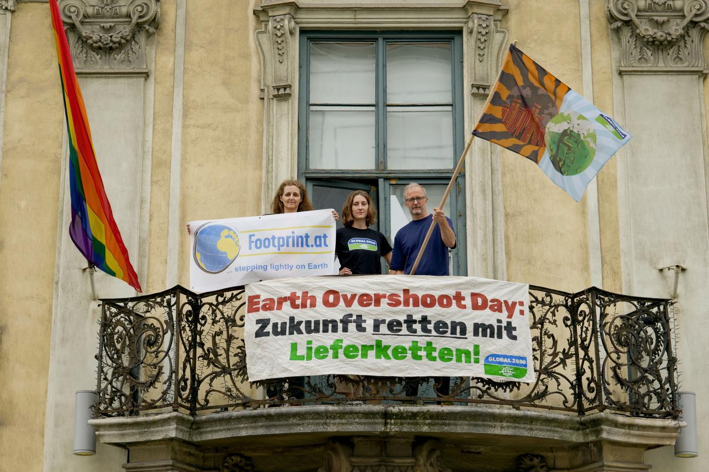 Eine Fahne zum Welterschöpfungstag wird als Symbol beim Volkskundemuseum in Wien gehisst. 