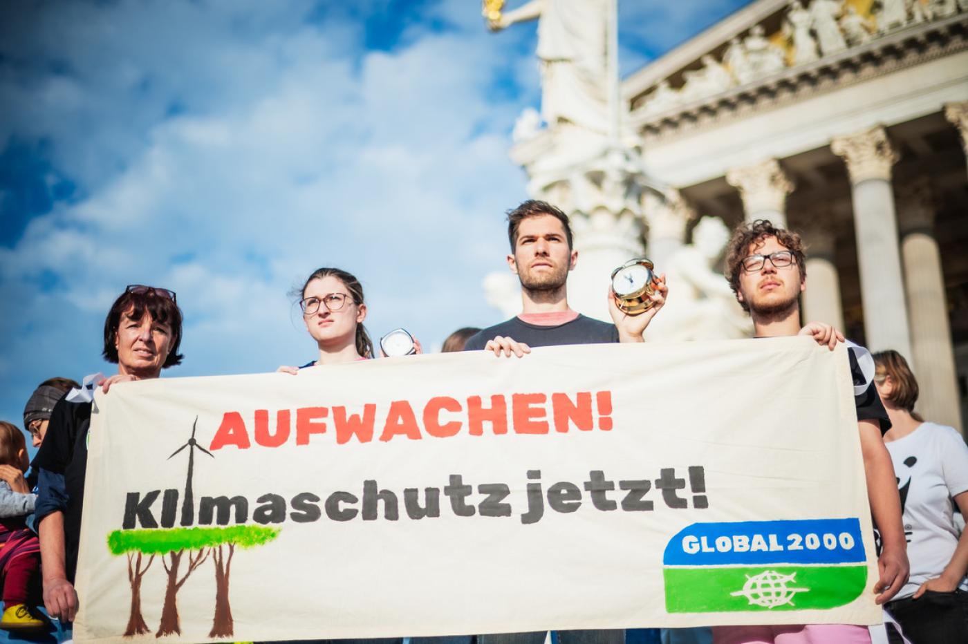 Banner vor dem Parlament für mehr Klimaschutz