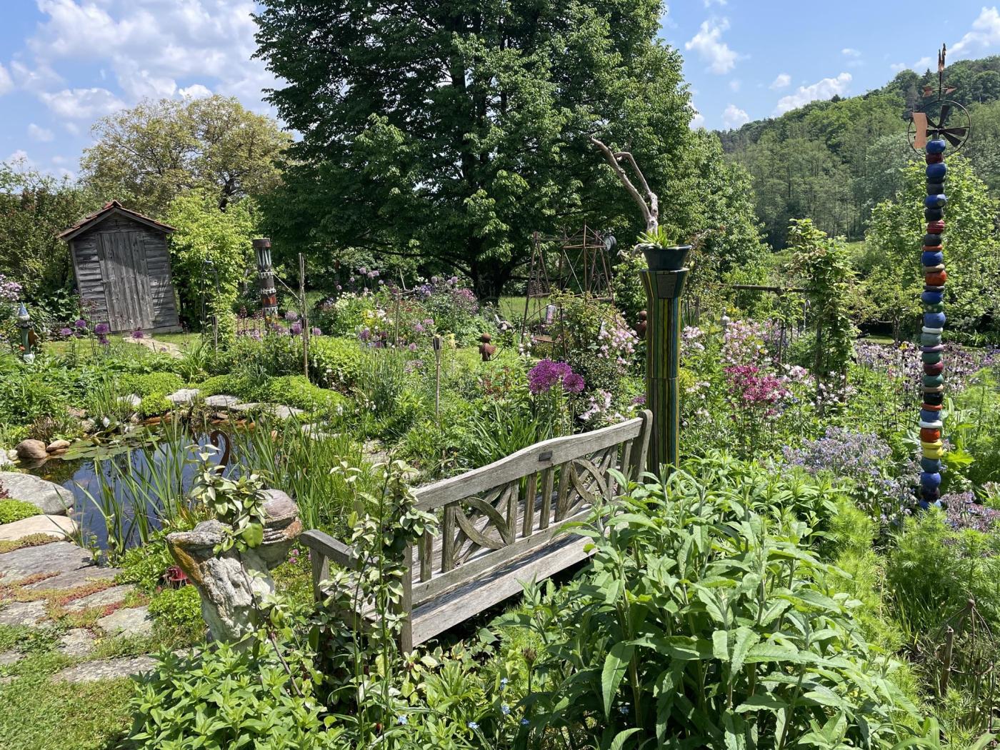 Das Bild zeigt den blühenden Garten Erna Grabners.