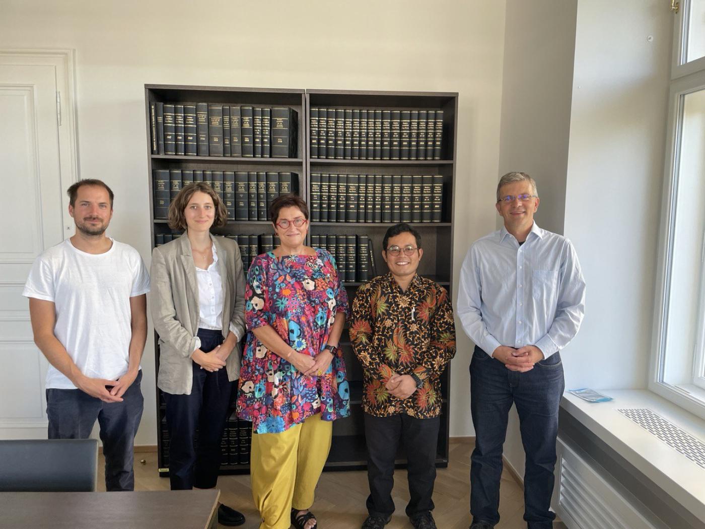 Tobias Grießler, Anna Leitner, Petra Bayr, Parid Ridwanuddin und Yvan Maillard-Ardenti stehen für ein Gruppenfoto zusammen