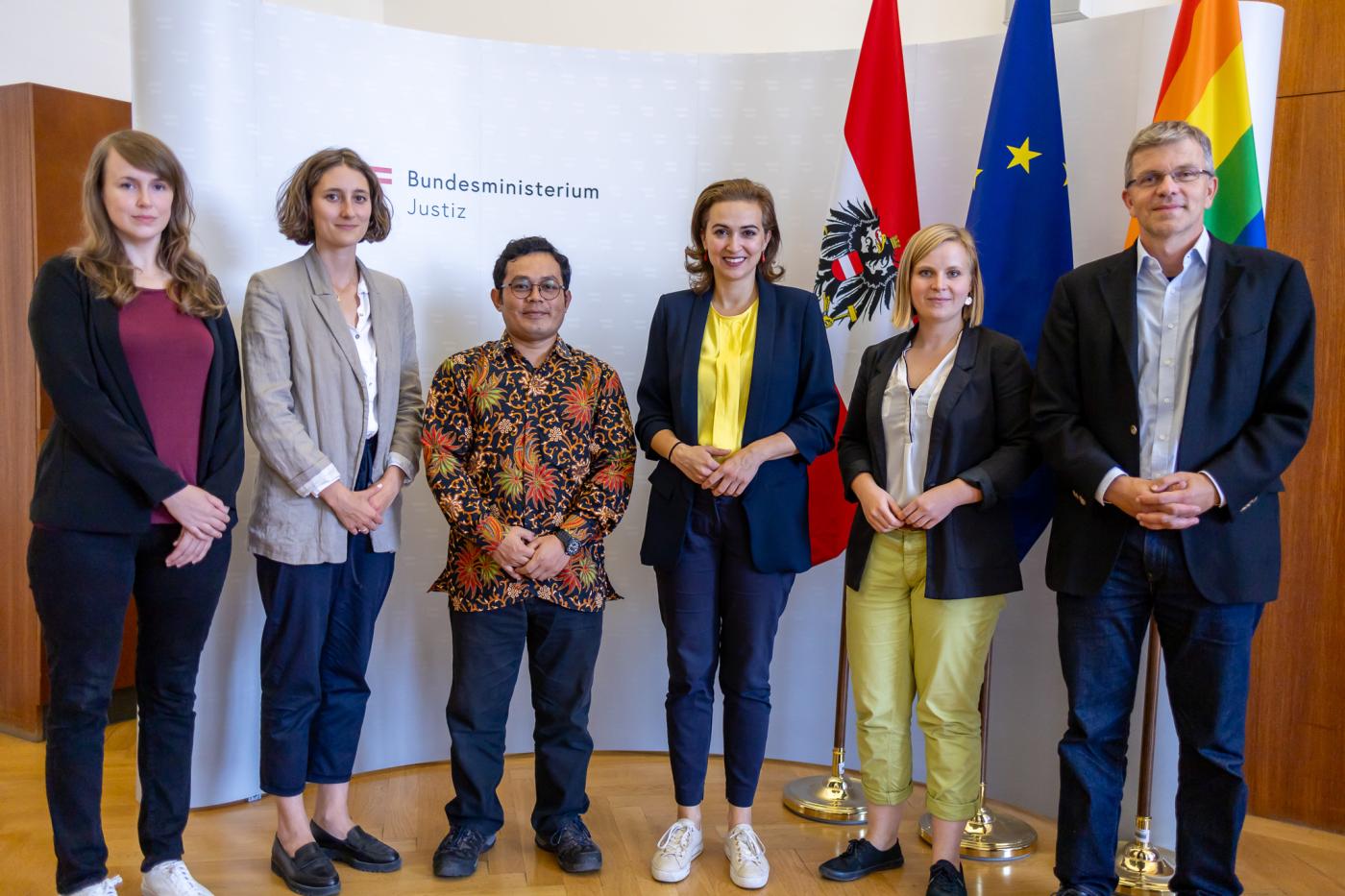 Bettina Rosenberger, Anna Leitner, Parid Ridwanuddin, Alma Zadić, Agnes Zauner und Yvan Maillard-Ardenti stehen für ein Gruppenfoto zusammen