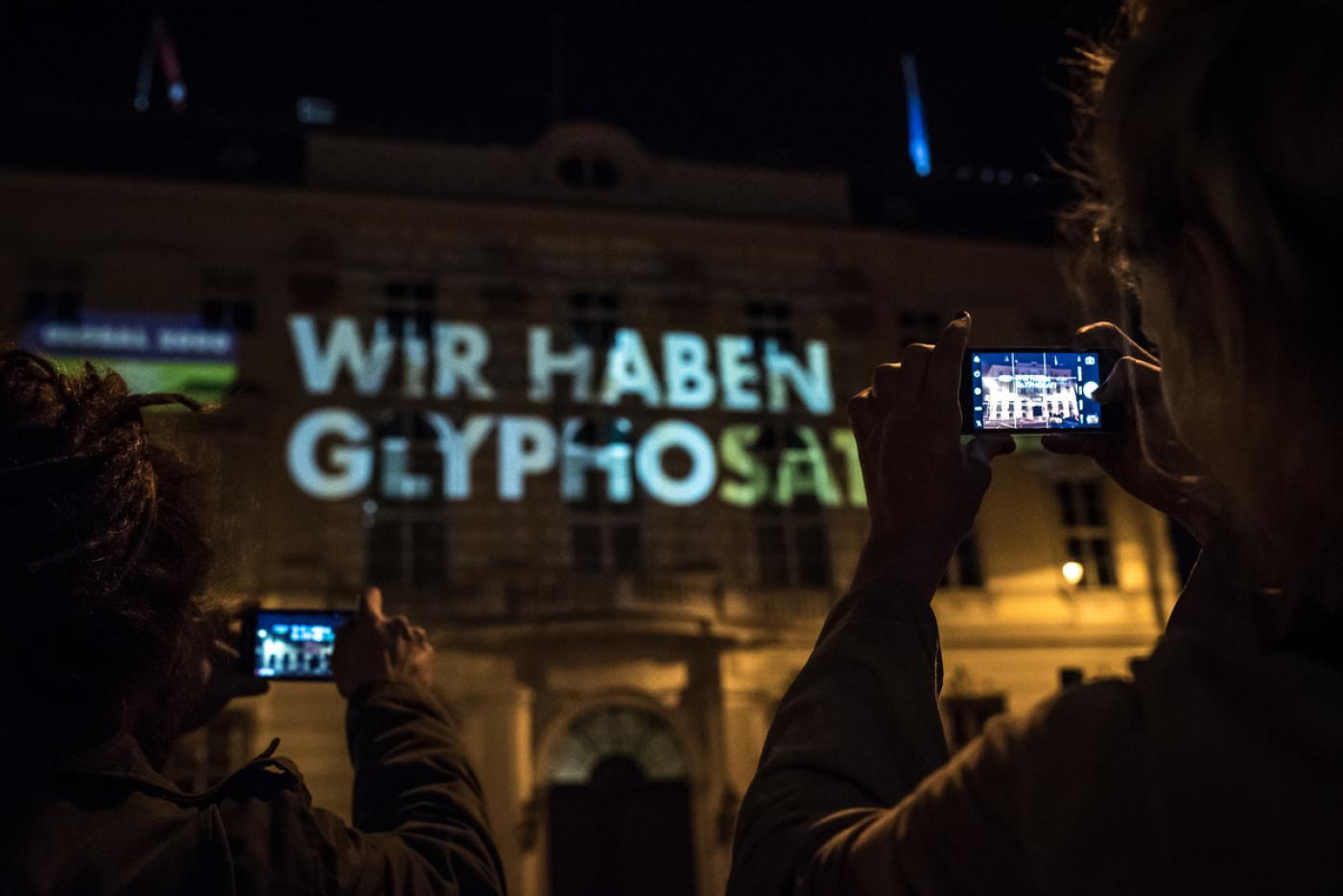 Der Text "Wir haben Glyphosatt" wird auf das Bundesministerium projeziert