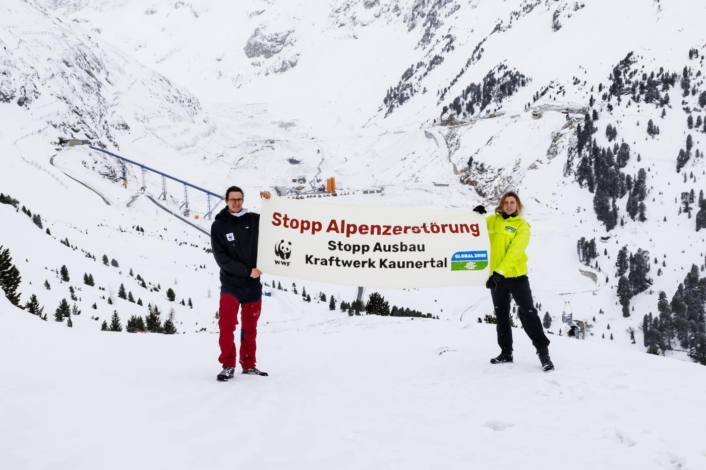 Banner mit der Aufschrift Alpenzerstörung Stoppen