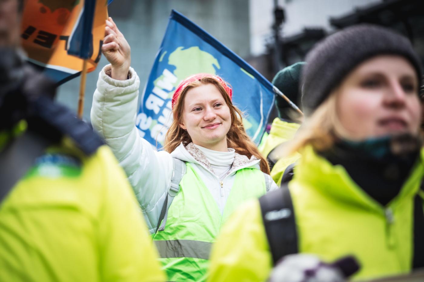 Junge Frau auf einer Demo