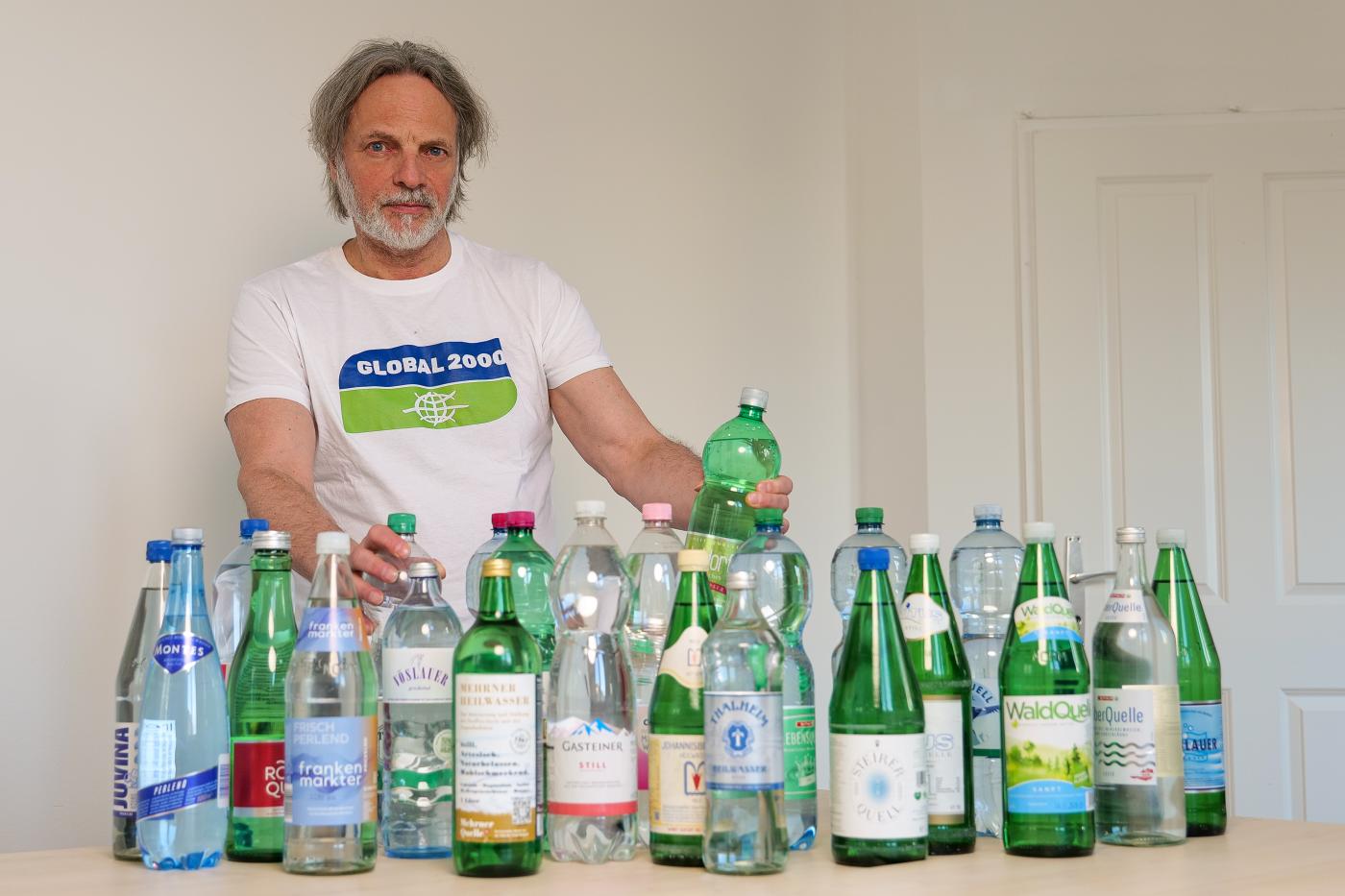 GLOBAL 2000 Umweltchemiker Helmut Burtscher-Schaden mit den 23 getesteten Mineralwasserflaschen