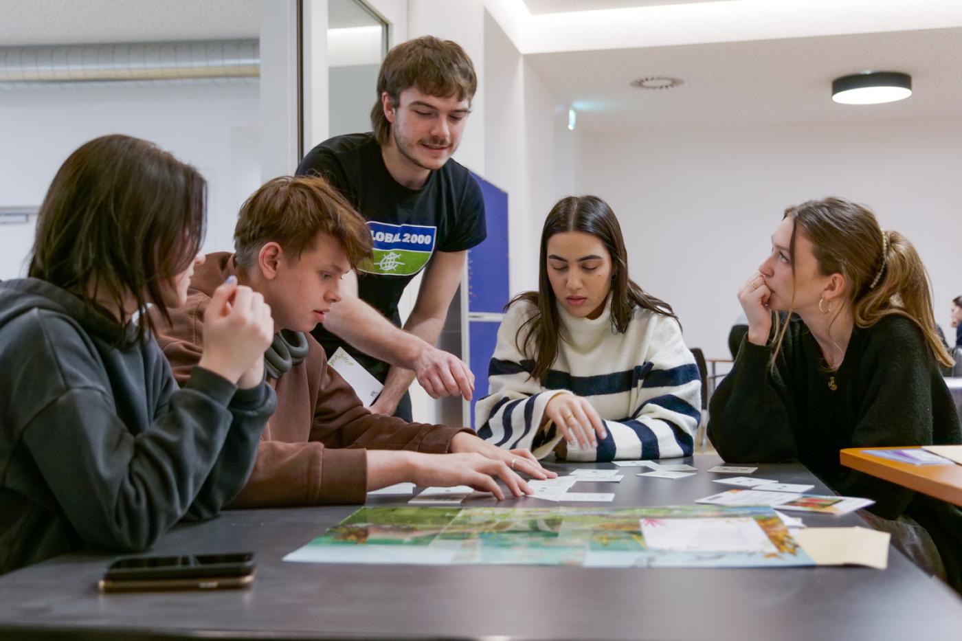 Pädagoge mit Schüler:innen