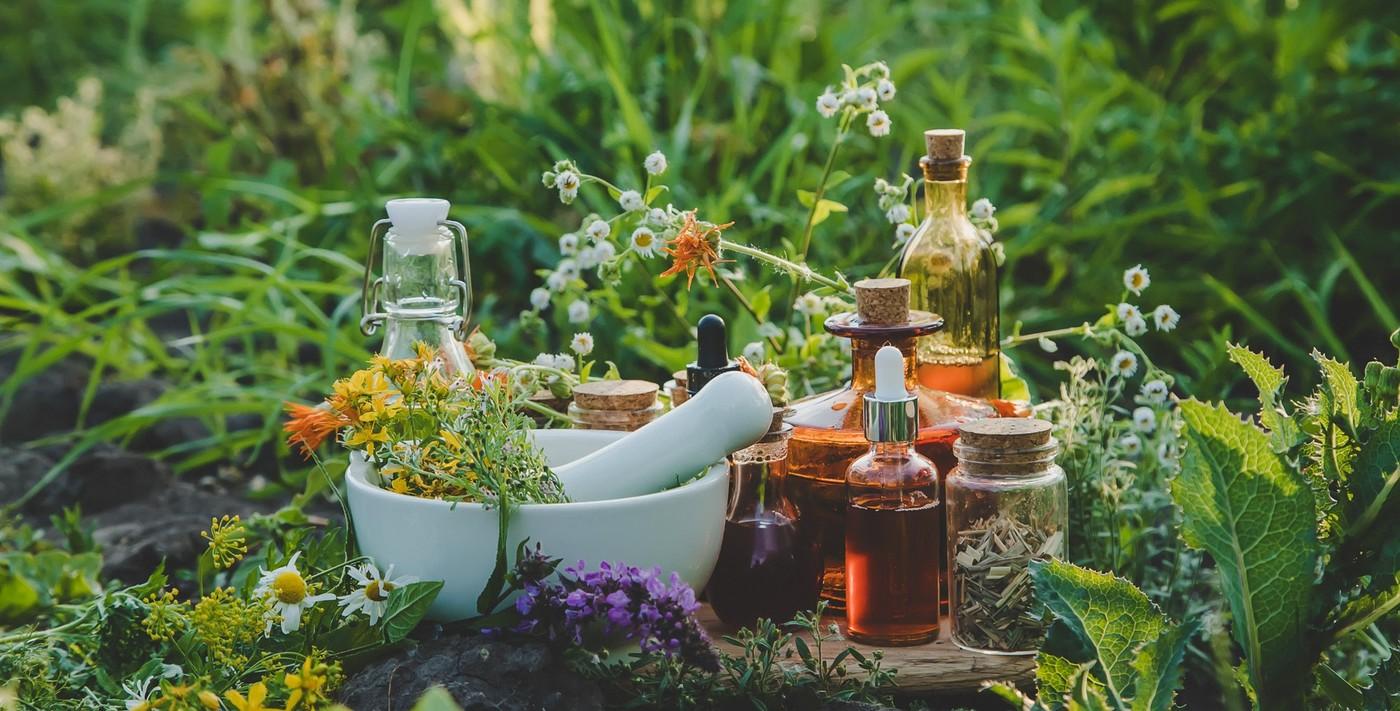 Naturkosmetik im Gras