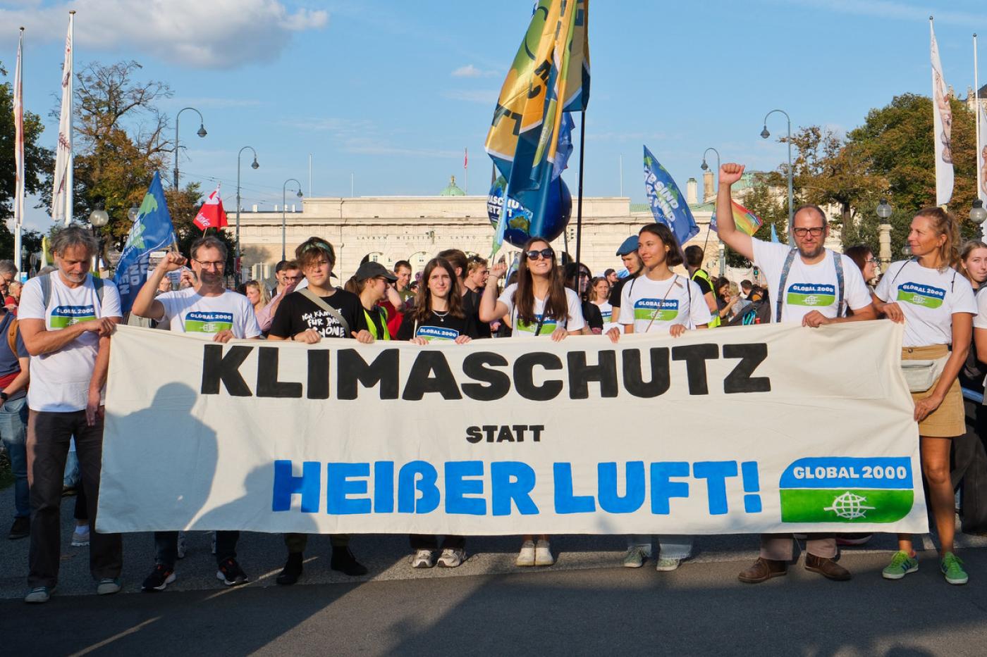 Umweltschützer:innen mit großem Banner am Klimastreik