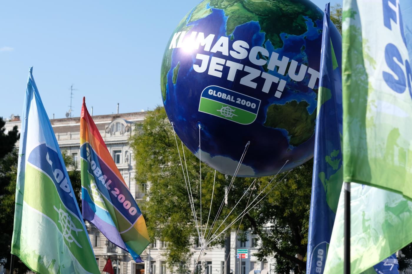 Weltkugel mit Aufschrift "Klimaschutz jetzt!" beim Klimastreik