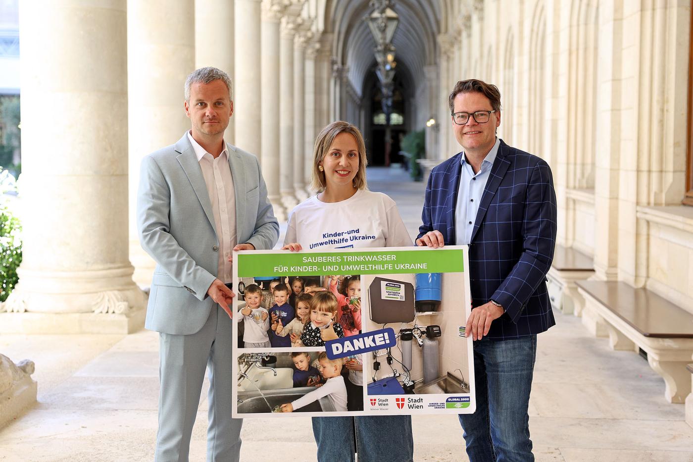 Die Projektpartner halten ein Schild des Projekts mit der Aufschrift Danke