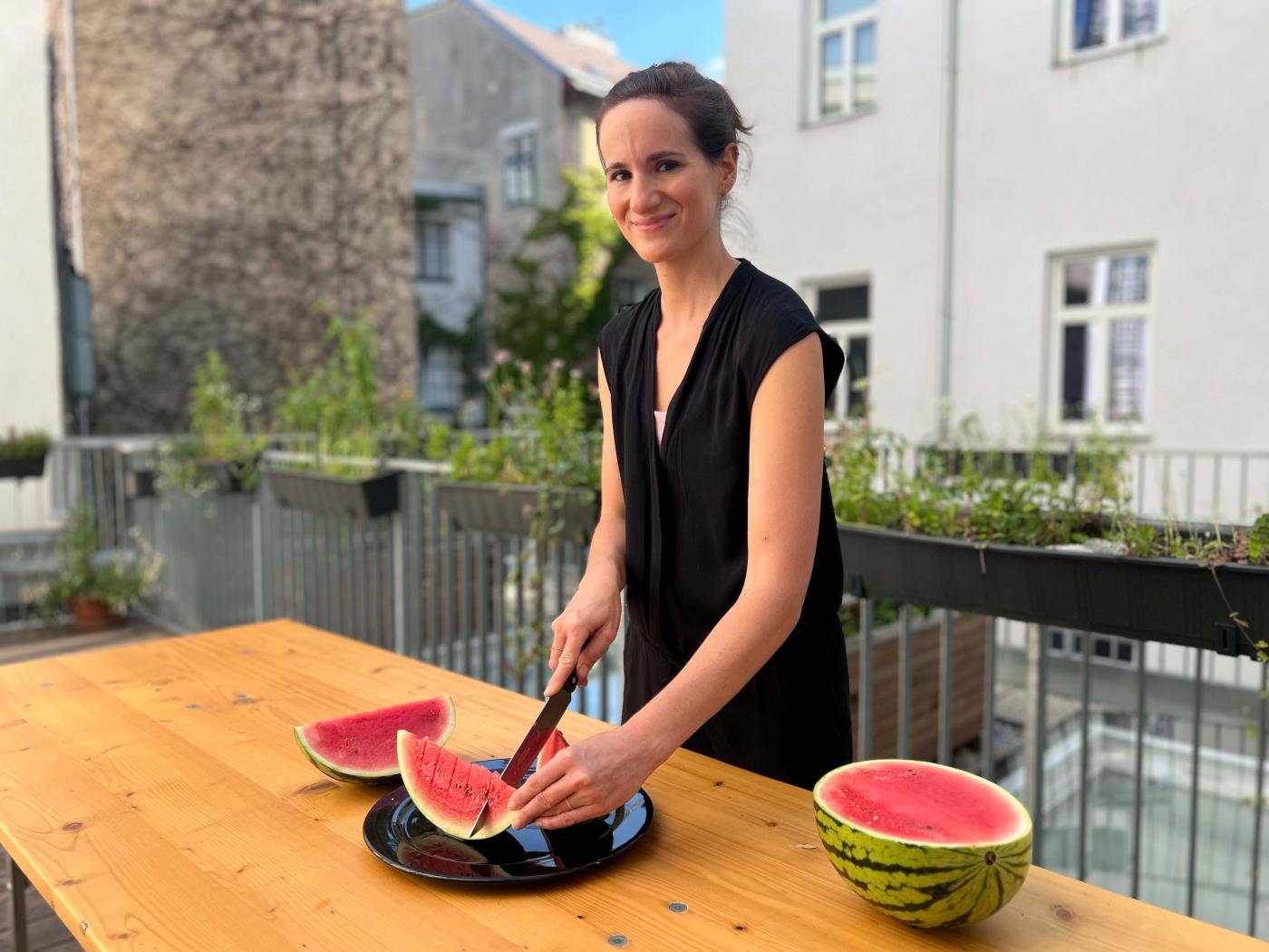 Anna Pollak schneidet Wassermelone auf