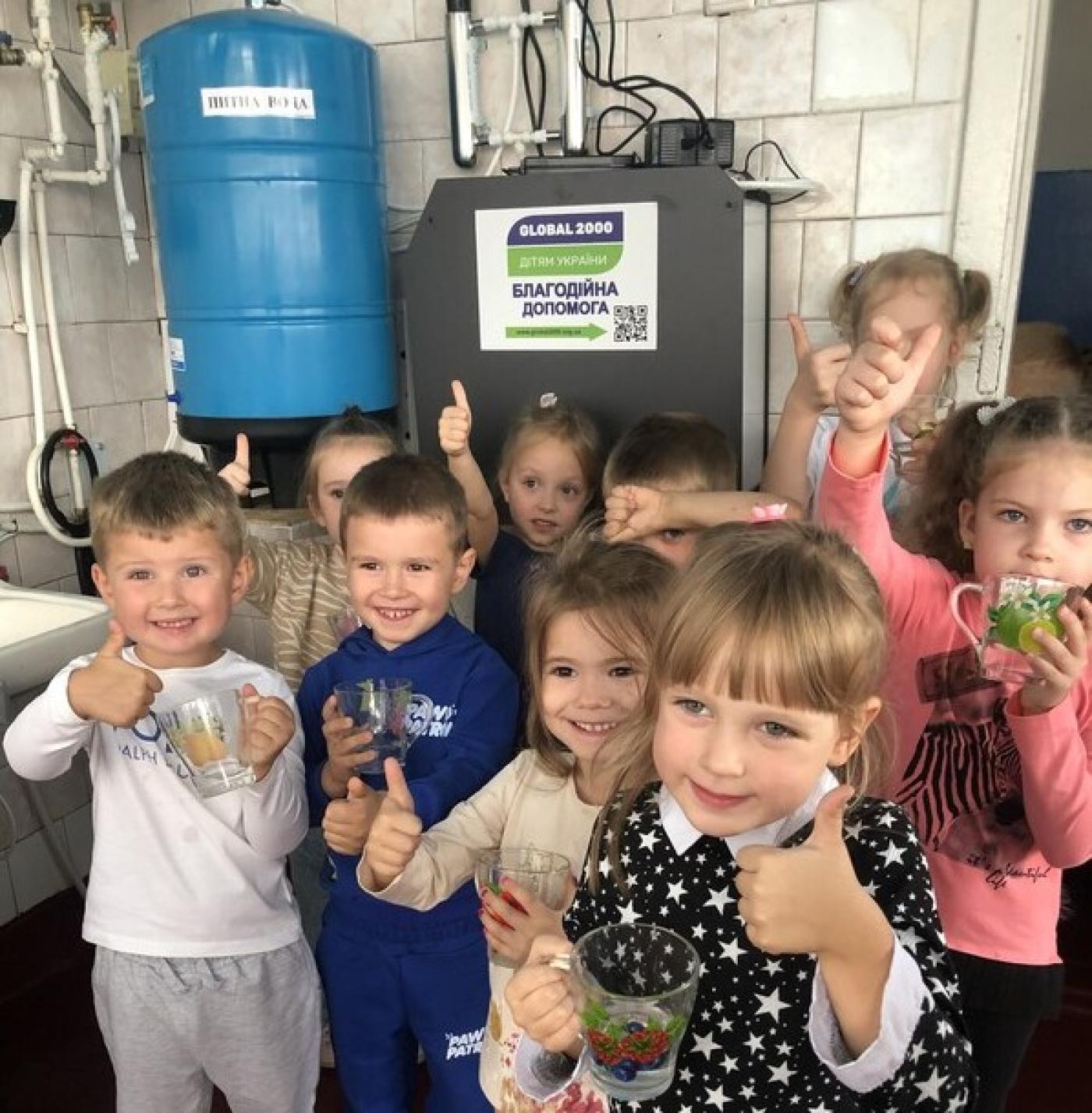 Kinder freuen sich über neue Wasseraufbereitungsanlage