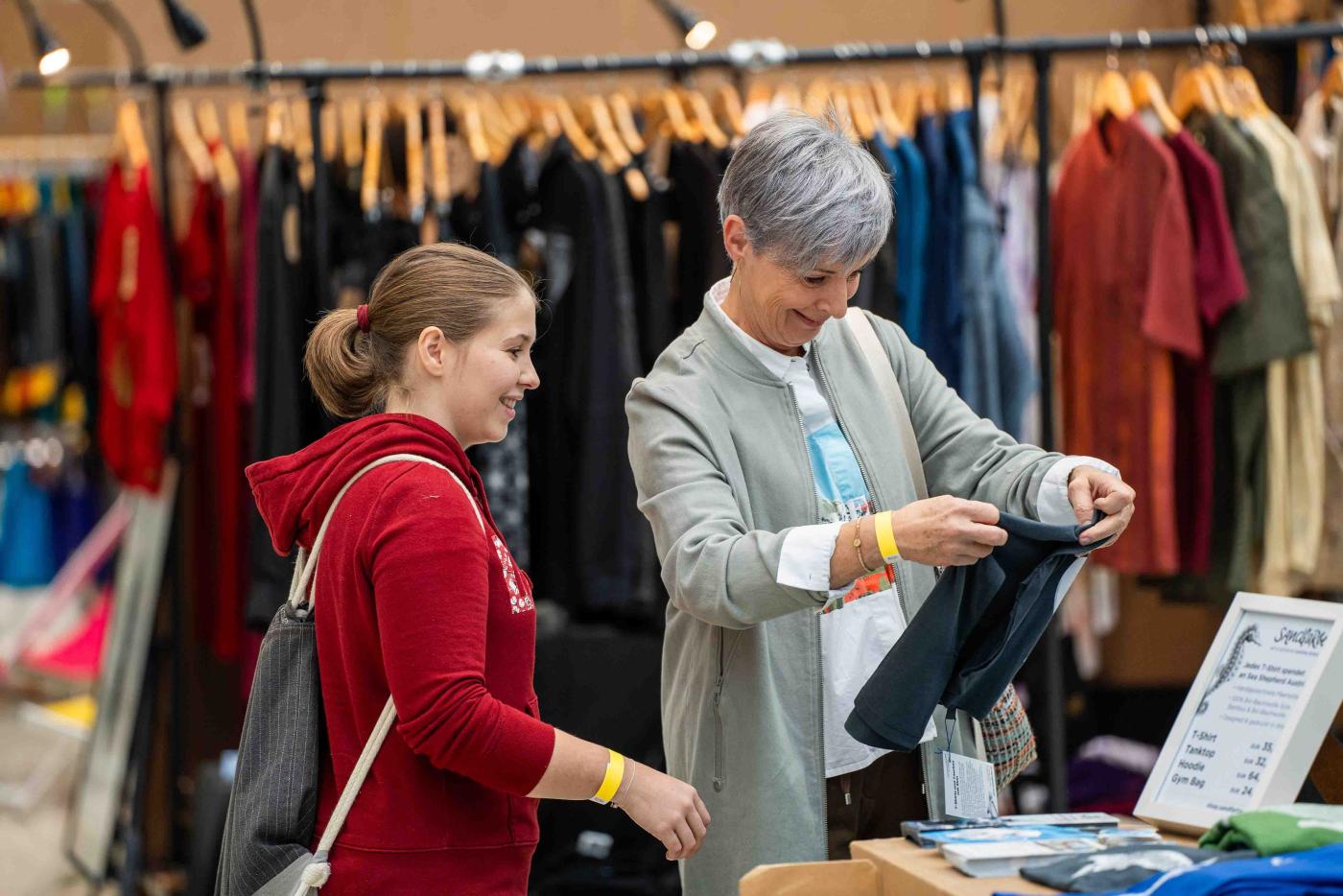 Frau und Mädchen beim Shoppen auf der Wefair