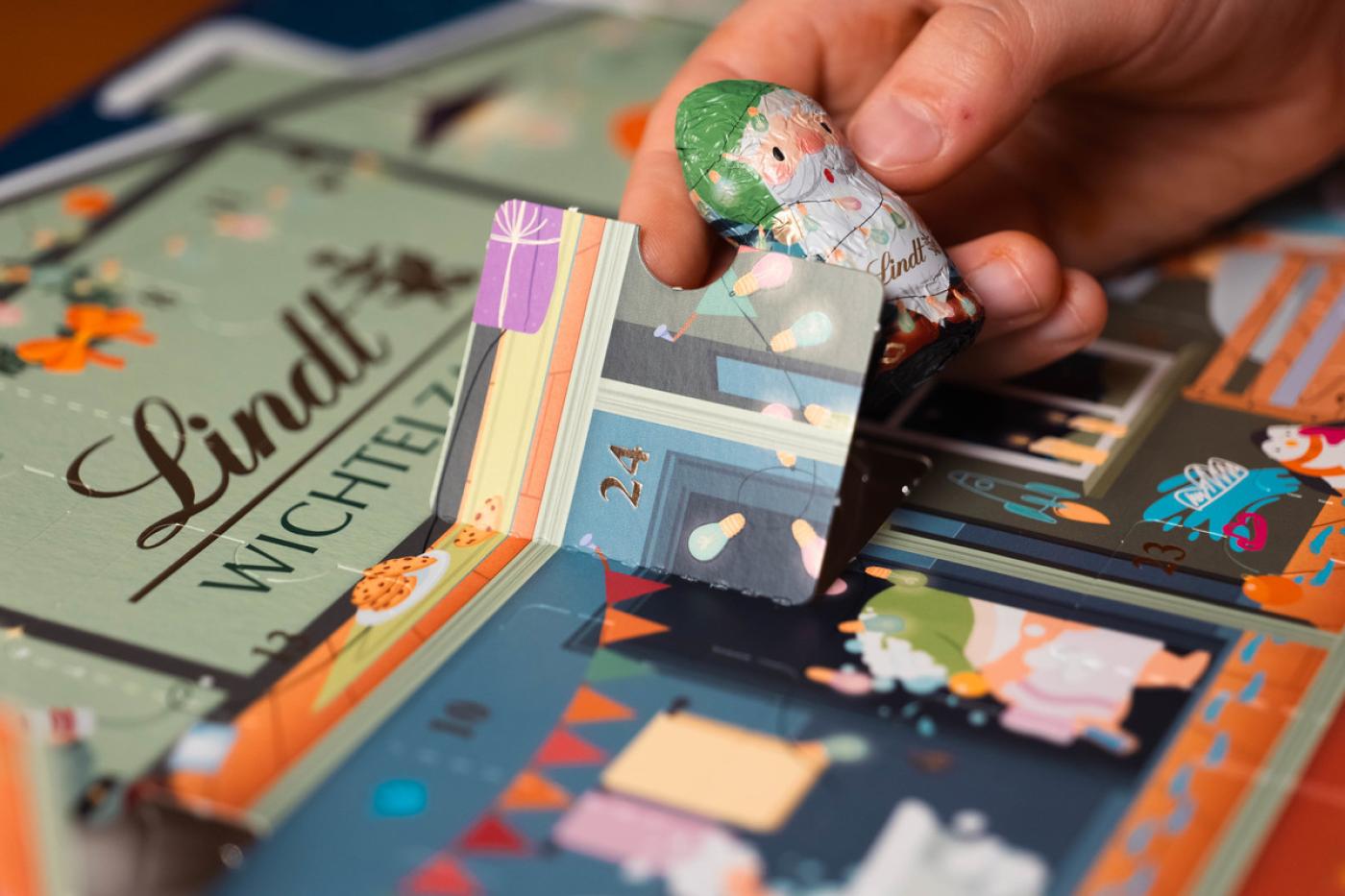 Fenster auf Lindt Adventkalender wird geöffnet
