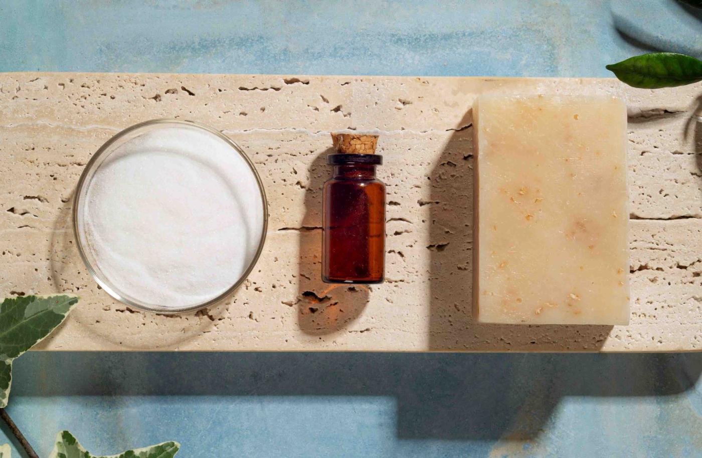 Seife, Fläschchen, Naturkosmetik auf Stein und natürlichem Hintergrund