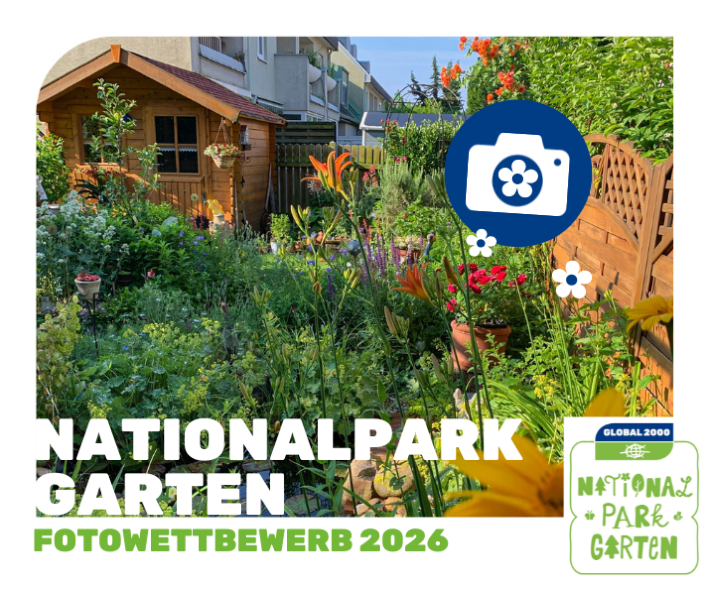 Bunter Naturgarten mit vielfältigen Pflanzen, Holzhaus und Zaun im Hintergrund, darüber Text 'NATIONALPARK GARTEN FOTOWETTBEWERB 2026' und Logo