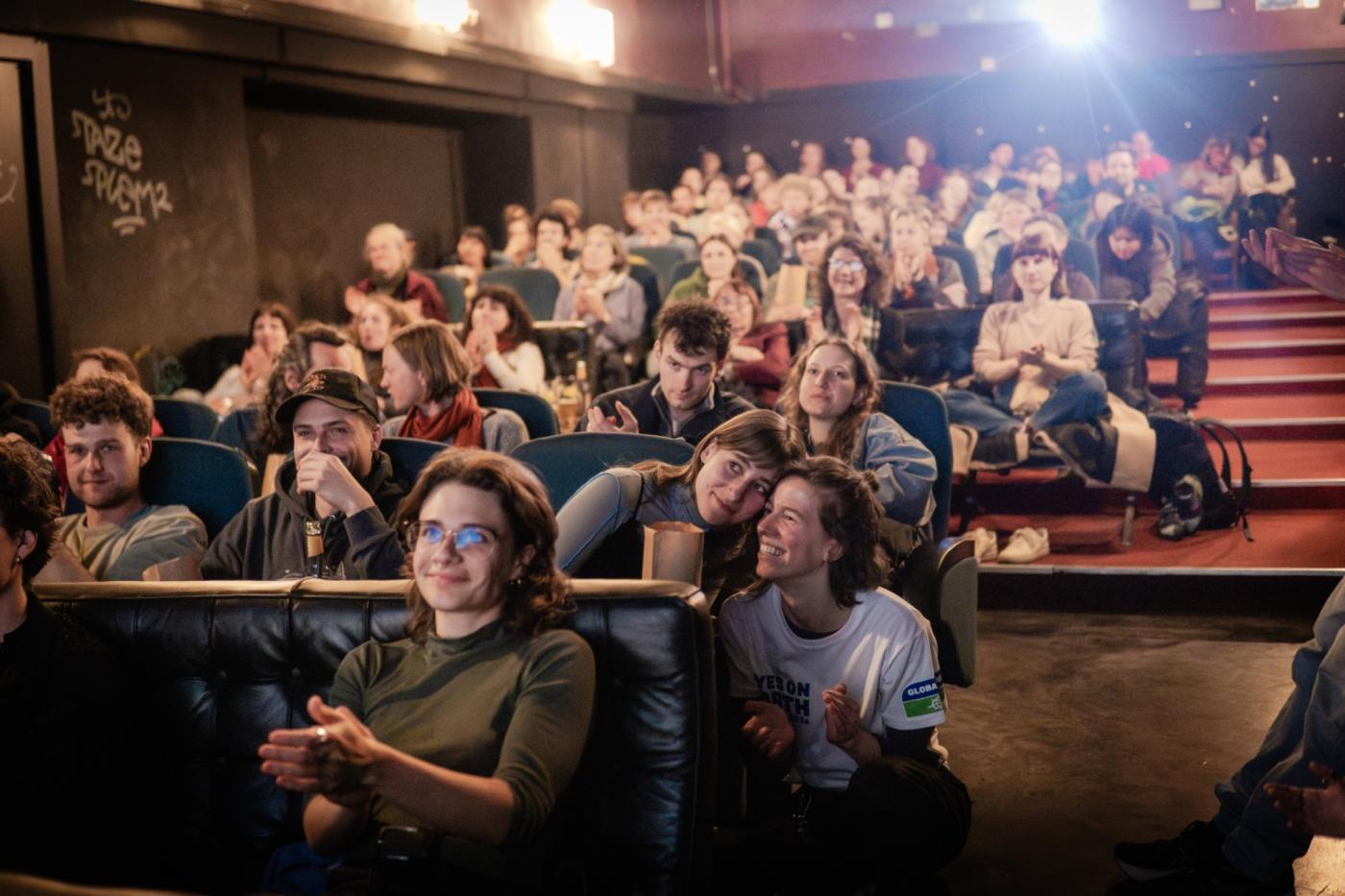 Kinosaal mit Menschen beim Filmfestival "Eyes On Earth" von GLOBAL 2000