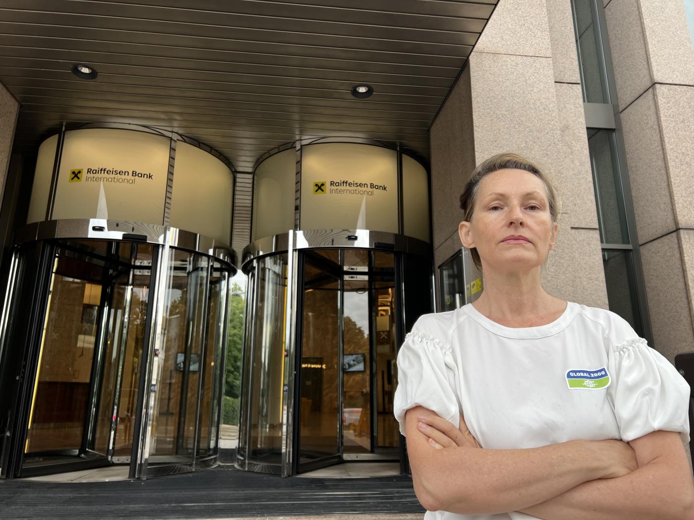 Patricia Lorenz steht vor einem der Raiffeisen Tower in Wien.