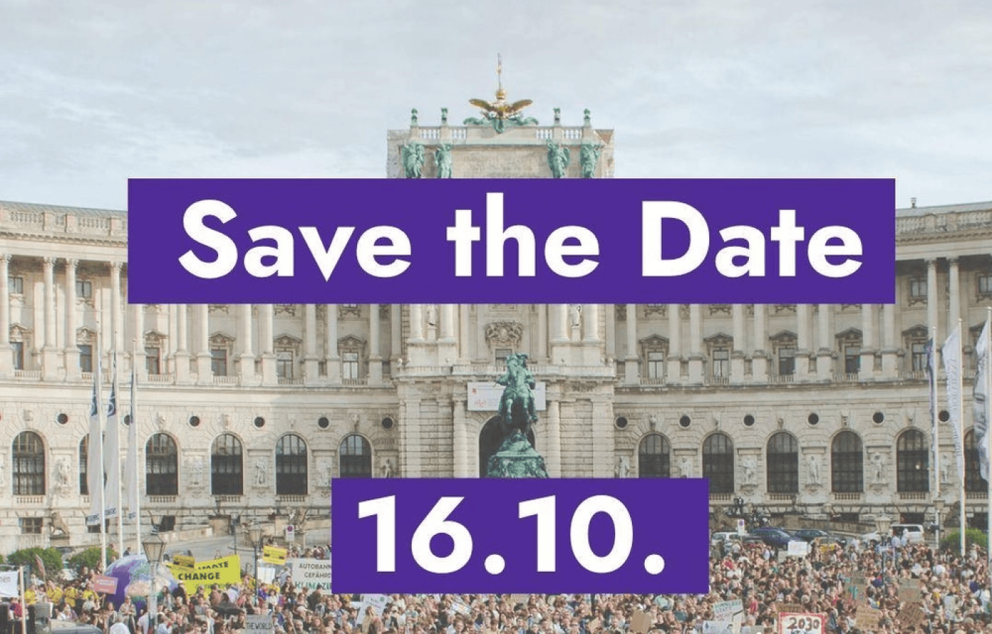 Große Menschenmenge vor historischer Fassade mit Statue, darüber Textbanner 'Save the Date' und '16.10.' in weißer Schrift auf lila Hintergrund