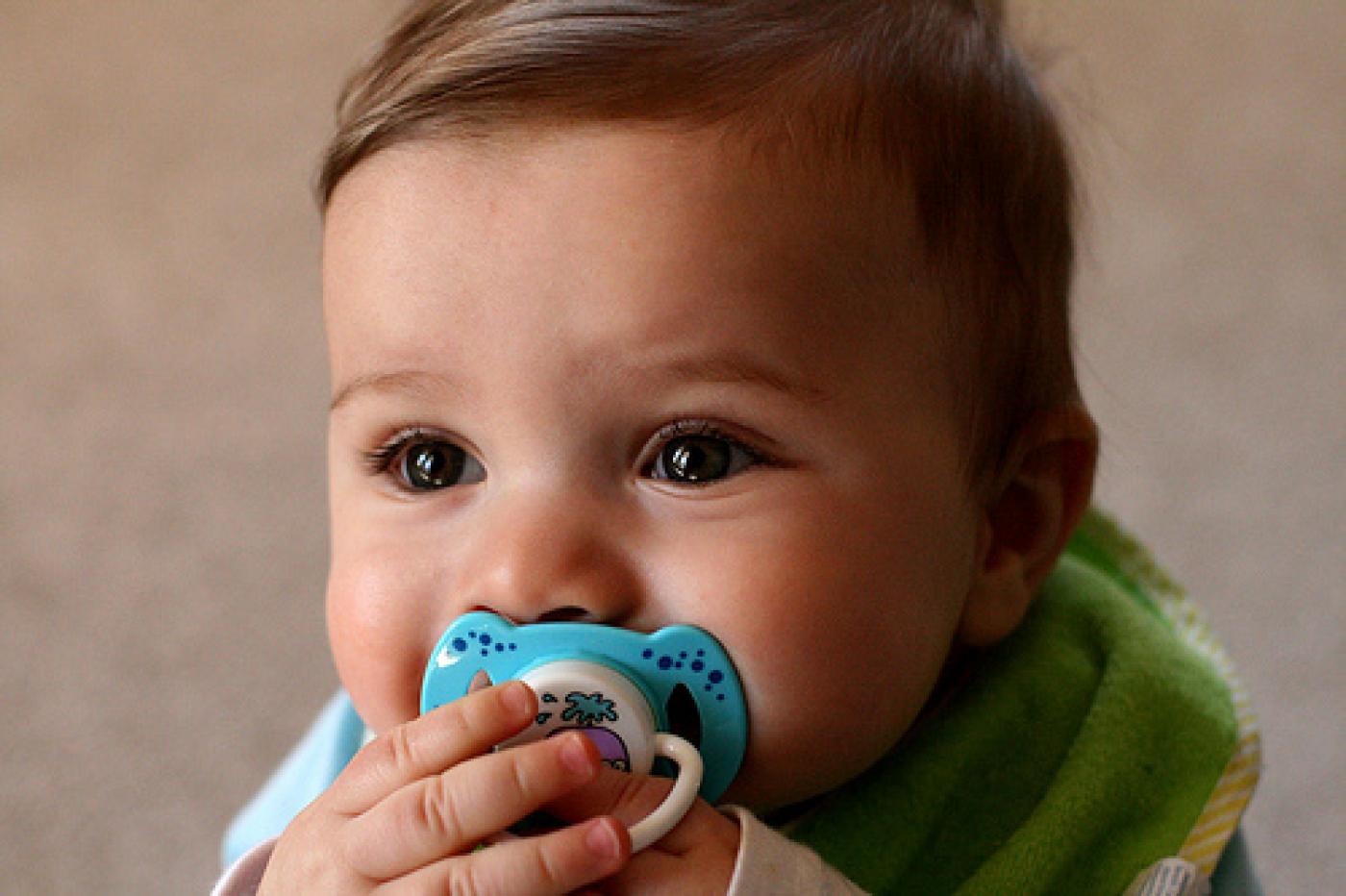 Baby mit Schnuller