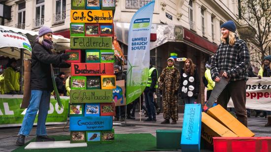 Aktivist:innen errichten eine Aktion auf der Mariahilfer Straße in Wien zum Thema Biodiversität