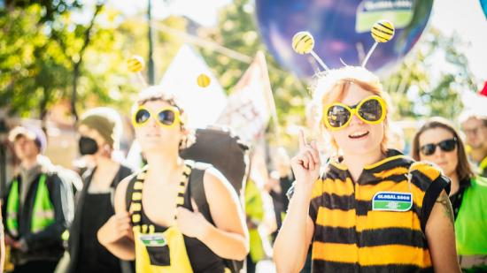 GLOBAL 2000 Aktivistinnen am Klimastreik sind als Bienen verkleidet 