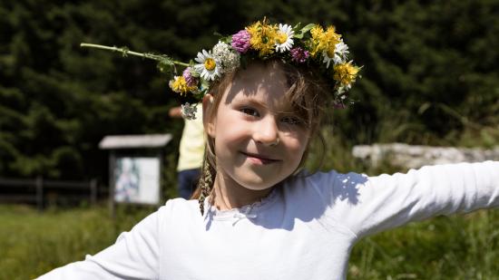 Mädchen mit Blumenkranz am Kopf
