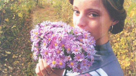 Tschernobyl-Kind Julia J mit Blumen