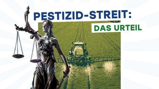 Justitia-Statue mit Waage vor einem Traktor, der Pestizide auf einem Feld versprüht, mit dem Text 'PESTIZID-STREIT: DAS URTEIL'