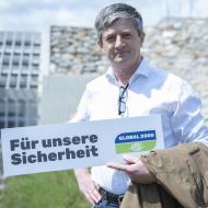 Friedrich Pichler (Bürgermeister von Stanz) mit dem Schild "Für unsere Sicherheit"