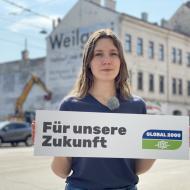 Klara Butz (Fridays for Future Aktivistin) mit dem Schild "Für unsere Zukunft"