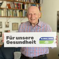 Peter Fliegenschnee (Pensionist) mit dem Schild "Für unsere Gesundheit"