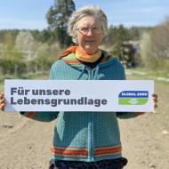 Monika Jasansky (Biobäuerin aus NÖ) mit dem Schild "Für unsere Lebensgrundlage"