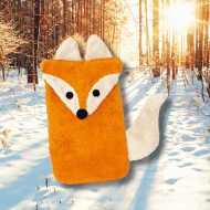 Wärmflasche Fanny Fuchs vor einem winterlichen Hintergrund in einer Schneelandschaft