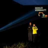 Viktoria von GLOBAL 2000 und Maximilian vom WWF Oesterreich stehen vor der Projektion auf der Staumauer am Gepatsch-Speicher im Kaunertal.