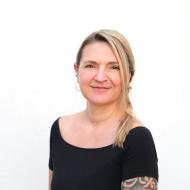 Porträt Nina Sandner vor weißem Hintergrund