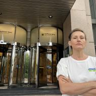 Patricia Lorenz steht vor einem der Raiffeisen Tower in Wien.