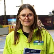 Magdalena Pitzer von GLOBAL 2000 in neon-grüner Jacke