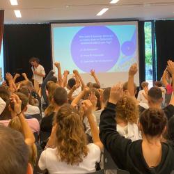 Schüler:innen zeigen auf in Multivisions-Vortrag