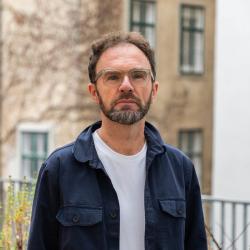 Portrait Wolfgang Pfoser-Almer vor begrünter Fassade