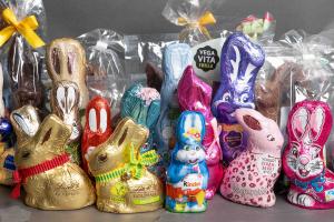 Viele Osterhasen stehen zusammen auf dunklem Hintergrund