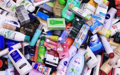 Kosmetikprodukte liegen ausgebreitet auf einem Tisch