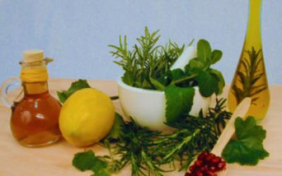 Kräuter und Öle für die Zubereitung von Naturkosmetik