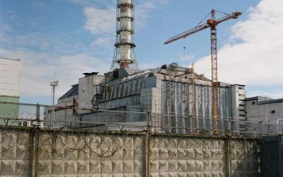 Der Betonsarkopharg um die Ruine des Atomkraftwerks Tschernobyl