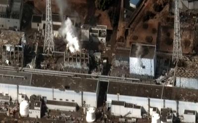 Das Atomkraftwerk Fukushima nach dem Super-GAU aus der Luft fotografiert