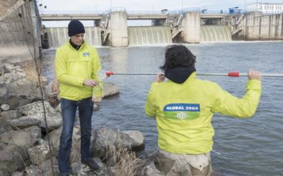 GLOBAL 2000 Mitarbeiter entnehmen Wasserproben aus einem Staubecken in der Nähe des AKW Mochovce