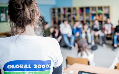 Umweltkommunikatiorin vor Schulklasse beim Pestizidworkshop