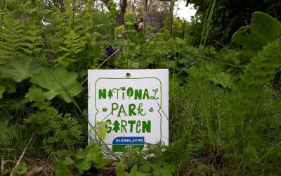 Nationalpark Garten Plakette im Grünen