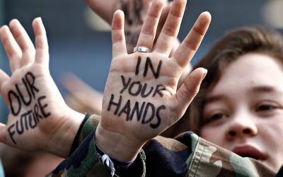 Klimademo - Kinder demonstrieren für ihre Zukunft - auf Händen steht "Our future in your hands" geschrieben